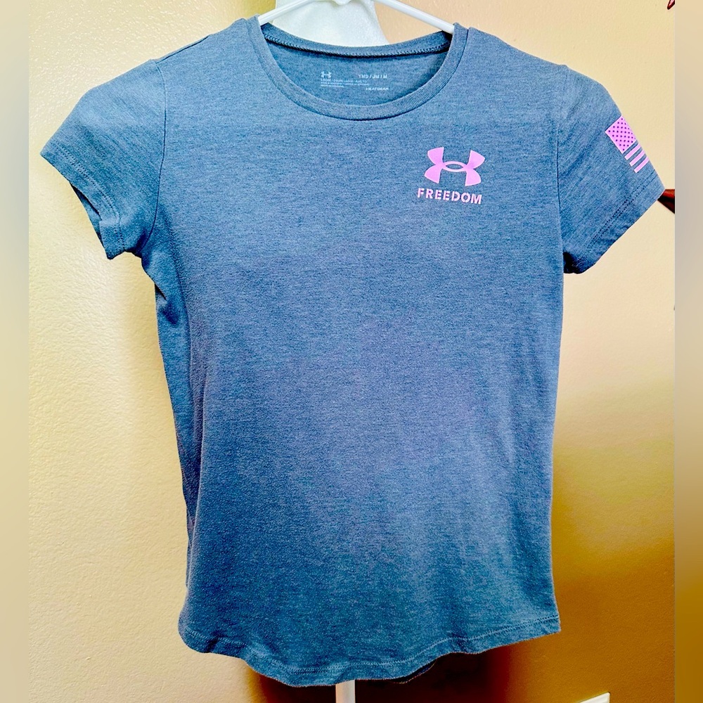 Under Armour “FREEDOM” Heat Gear T Shirt. Pink/Gray. Size Youth Medium
